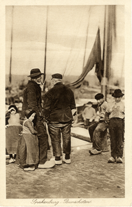 8964 Afbeelding van enkele vissers en kinderen in klederdracht in de haven van Spakenburg (gemeente Bunschoten).